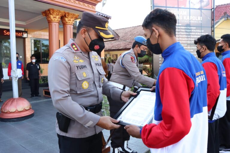 Kapolres Blitar Kota Beri Penghargaan Delapan Atlet Pencak Silat “Piala Kapolda Jatim”