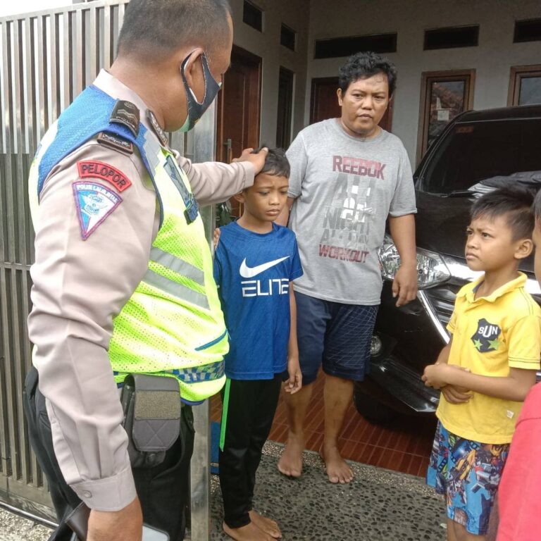 Anak 10 Tahun yang Sempat Kebingungan di Kembalikan oleh Anggota Satlantas Taman Sari