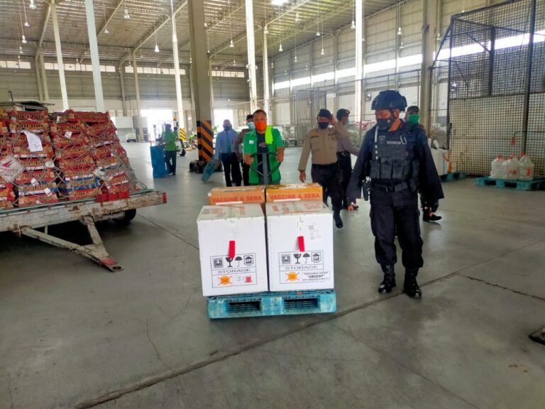 Brimob Polda Sumut Kawal Vaksin Pfizer Menuju Dinkes Provsu