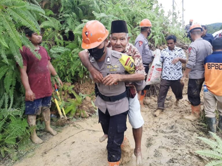 Bhakti Brimob Kepada Masyarakat, Brimob Polda Sumut Lakukan Pembersihan Tanah Longsor di Desa Arse Jae