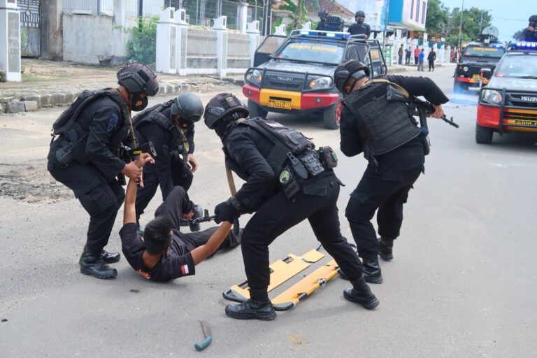 Brimob Laksanakan Simulasi Anti Anarkis Di Jalan Utama Pemda Lampung Tengah
