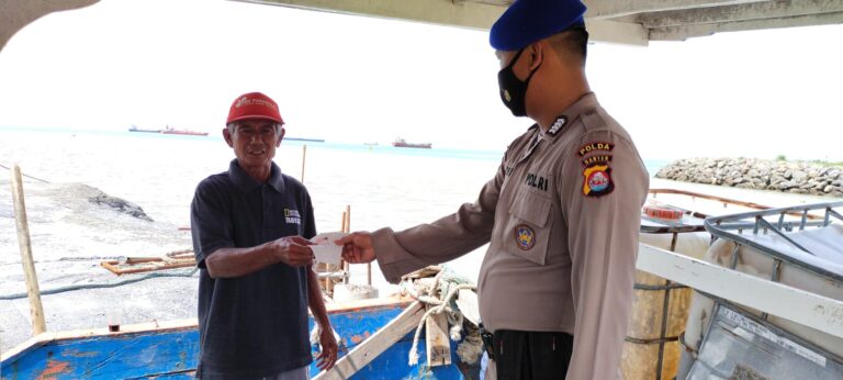 Ditpolairud Polda Banten Lakukan Patroli Rutin dan Bagikan Masker di Perairan Pulo Tunda