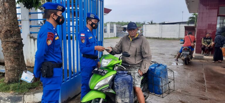 Satpolair Polres Pangkalpinang, Bagikan Masker Dan Memberikan Himbauan Prokes Kepada Masyarakat