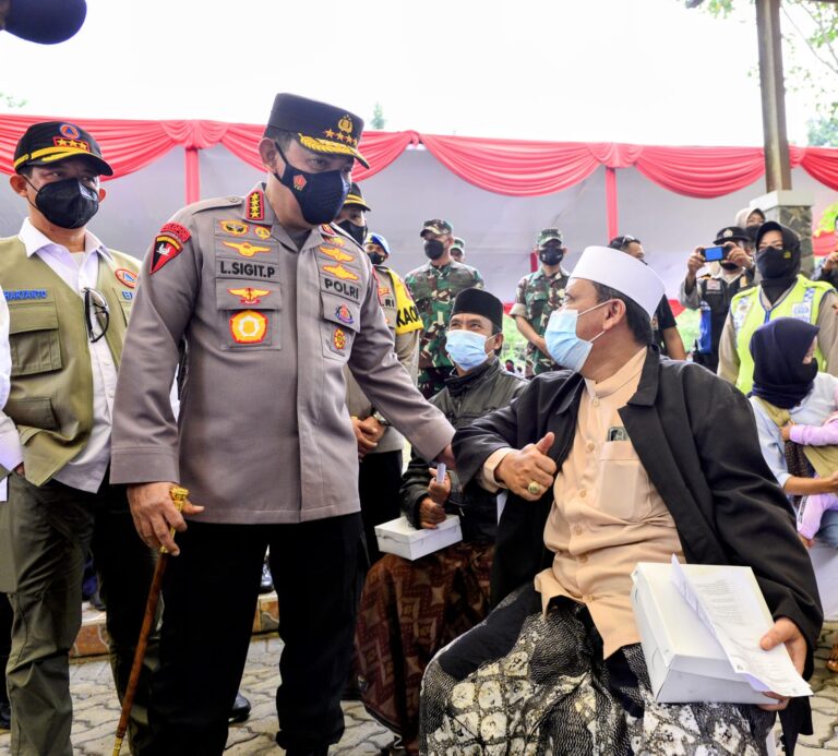 Gelar Vaksinasi se-Indonesia, Kapolri Minta Wilayah Berpacu Kejar Target 70 Persen