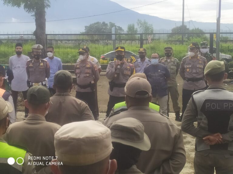 Tak Bisa Tunjukan Sertifikat Vaksin Kompol Sumijo Tindak Tegas 10 Orang Warga Vaksin di Pos PAM Cigombong