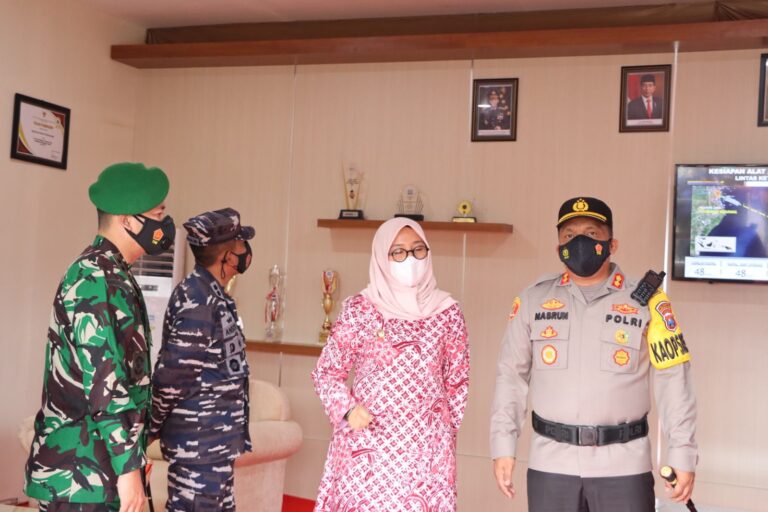 Polresta Banyuwangi Bawa Suasana Mapolresta di Pos Pelayanan Nataru ASDP Ketapang