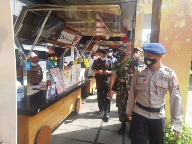 Tekan Covid-19, Brimob Polda Sumut Sampaikan Imbauan Prokes dan Bagikan Masker ke Masyarakat