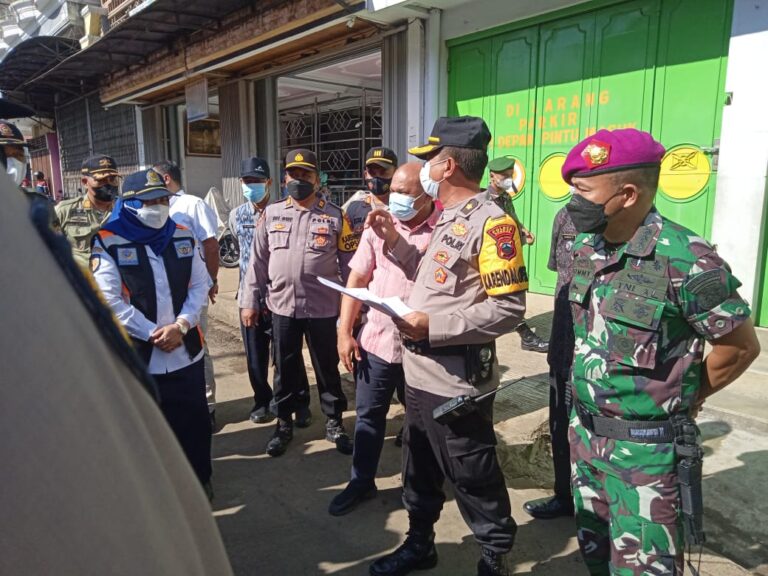 Polres Kendal Dengan 131 Personil Lakukan Pengamanan Saat Pedagang Pasar Weleri Pindah Tempat Daganganya