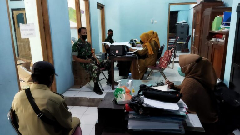 Tingkatkan Sinergitas Babinsa Koramil Juwiring Anjangsana Dan Himbau Prokes C0vid-19