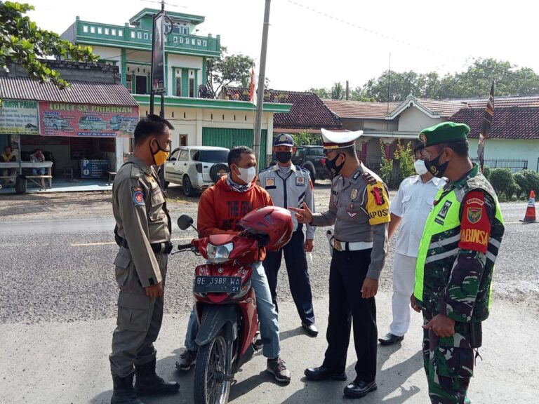 Ops Lilin Krakatau 2021, Personil Pos Pam Natal dan Tahun Baru 2022 Bagi Masker Gratis