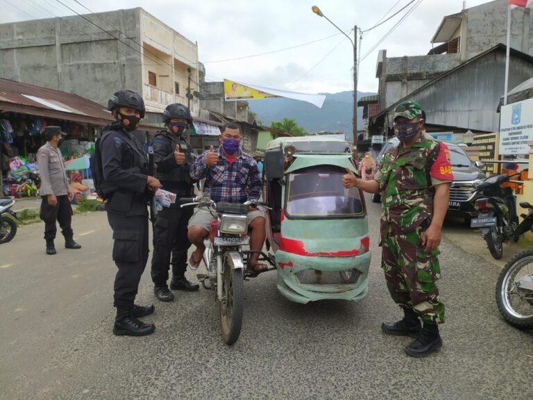 Batalyon C Pelopor Brimob Sumut Sampaikan Himbauan Prokes dan Bagikan Masker Kepada Masyarakat
