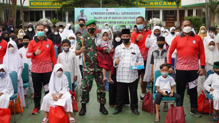 Danrem 061/Sk Berbagi Kasih dan Berkah Kepada Ratusan Yatim Piatu dan Dhuafa Menyambut Pergantian Tahun