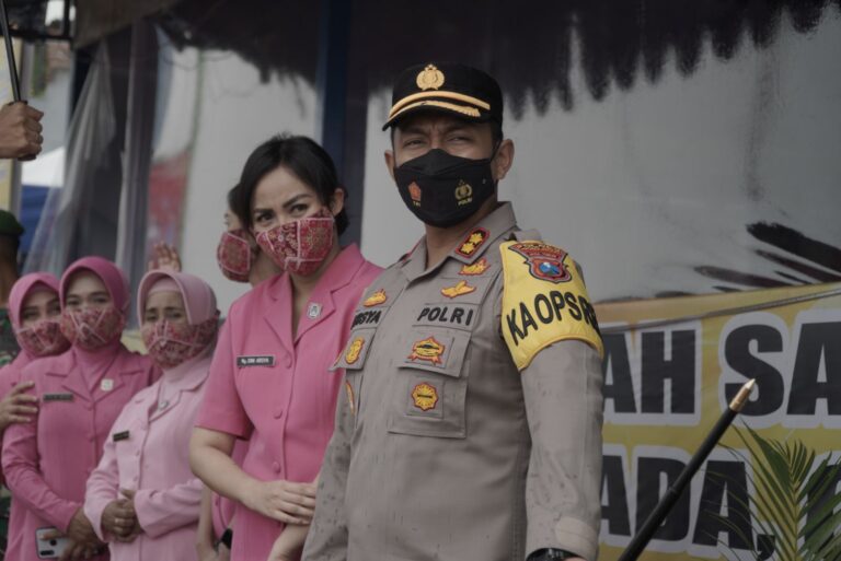 Bhayangkari Cabang Probolinggo Serahkan Tali Asih Petugas Pos Pengamanan Operasi Lilin Semeru 2021