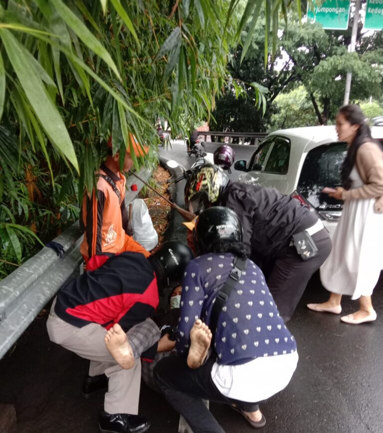 Bripka Parkum Anggota Unit Sat Lantas Jak-Bar Bantu Korban Laka di Jalan Raya Jeruk Purut Jakarta Selatan