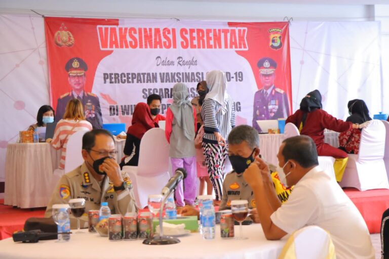 Tinjau Vaksinasi, Wakapolda Lampung : Perlu Sinergi Stakeholder Untuk Capai Target 70 Persen