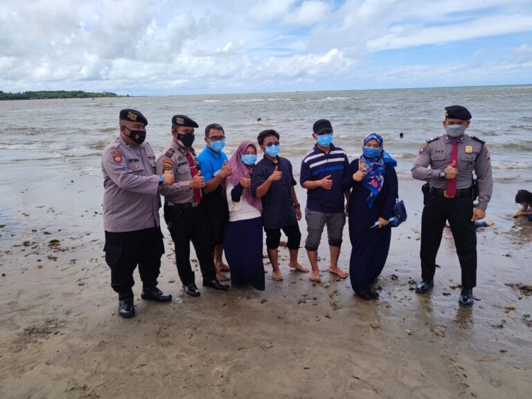 Ajak Pengunjung Patuhi Prokes, Personel Ditpamobvit Polda Banten Patroli Ke Pantai Carita