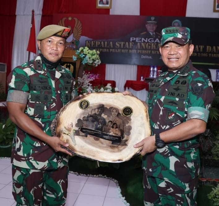 Didatangi Kasad, Danyonarmed 2/105 Trk/KS Berikan Cenderamata Unik