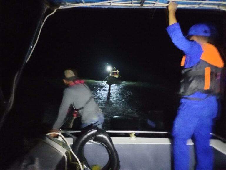 Satpolairud Polres Karimun Selamatkan Nelayan di tengah laut saat kapal bocor akibat Cuaca tidak bersahabat
