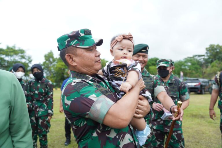 Momen Indah Kebersamaan Kasad Bersama Anak Prajurit di Batam