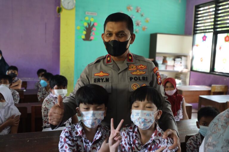 350 Siswa Divaksin, Wakapolda Banten Tinjau Gerai Vaksin di SDN Mekar Bakti