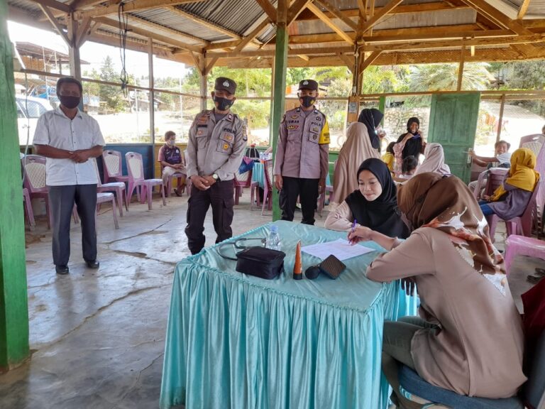Kanit Sabhara Bersama Bhabinkamtibmas Polsek Anggeraja Pantau Langsung Pelaksanaan Vaksin Di Desa Binaannya
