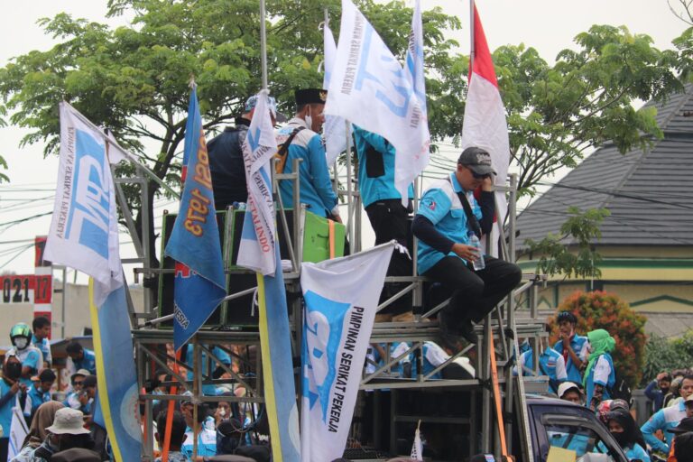 Satbrimob Polda Banten Lakukan Pengamanan Unjuk Rasa Aliansi Buruh di Plotingan Pintu 2 KP3B