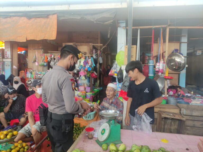 Unit Patko Sat Samapta Polres Enrekang Kembali Berbagi Masker Kepada Masyarakat Cegah Covid-19
