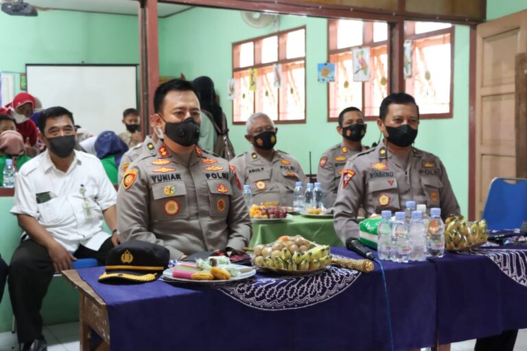 Kapolsek Kaliwungu Gelar Giat Vaksin Merdeka di SDN 1 Magelung Kecamatan Kaliwungu Selatan – Kendal