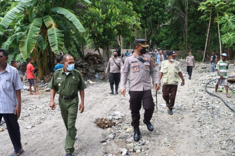 Kapolres Alor Bersama Bupati Tinjau Langsung Lokasi Banjir Bandang Di Desa Kaleb