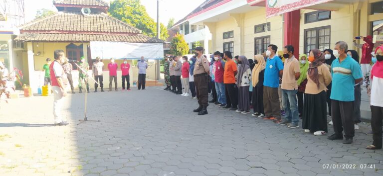 Koramil Mengikuti Apel Penyemprotan Eco Enzyme Di Halaman Kecamatan Karangnongko