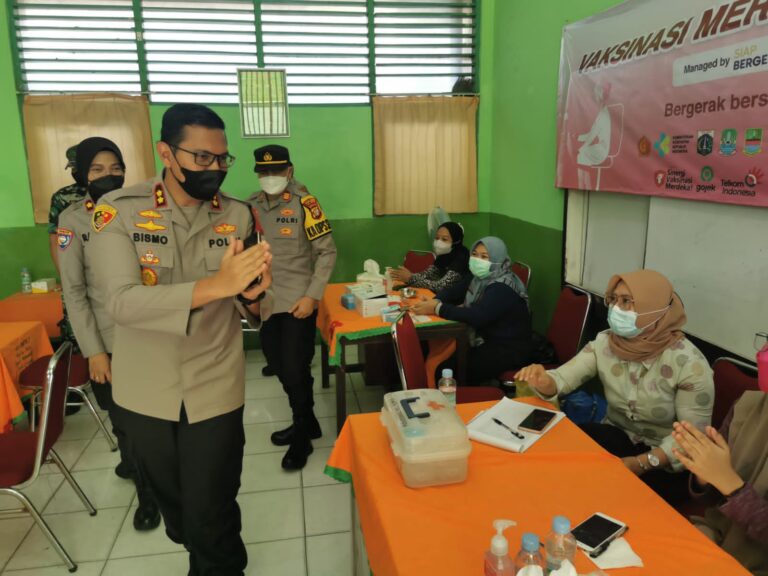 Wakapolres Metro Jakarta Barat Tinjau Vaksinasi Anak Di SDN 01 Slipi Palmerah