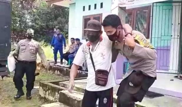 Aksi Heroik Bhabinkamtibmas Polsek Simpang Teritip Bantu Penyandang Disabilitas Ikut Vaksinasi Covid-19
