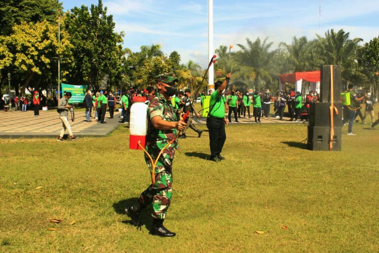 Dandim Klaten Ikuti Pembukaan Penyemprotan Eco Enyzme Serentak Sekabupaten Klaten Bersama Bupati