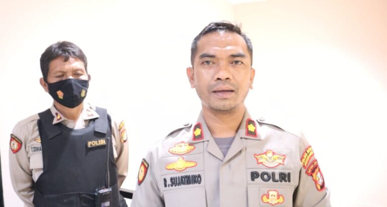 Sigap, Tim Patroli Perintis Presisi Polres Metro Jakarta Barat Bantu Warga Alami Kecelakaan di Daan mogot Jakarta Barat