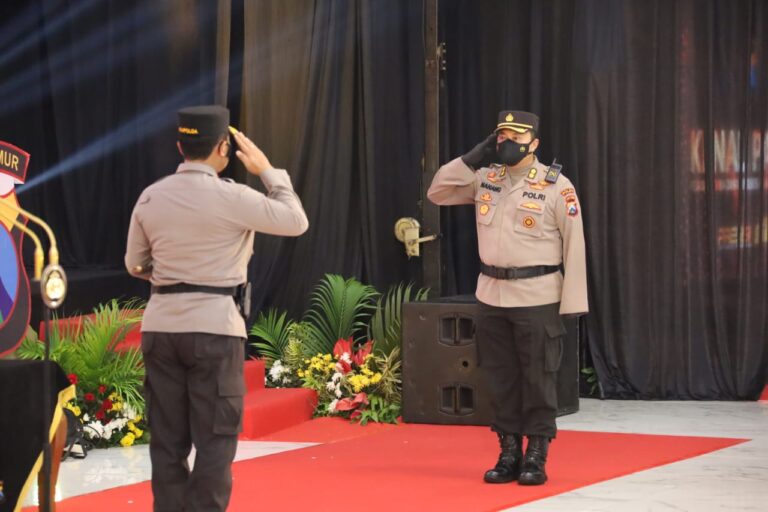 Kapolda Jatim Pimpin Upacara Serah Terima Empat PJU dan Lima Kapolres Jajaran Polda Jatim