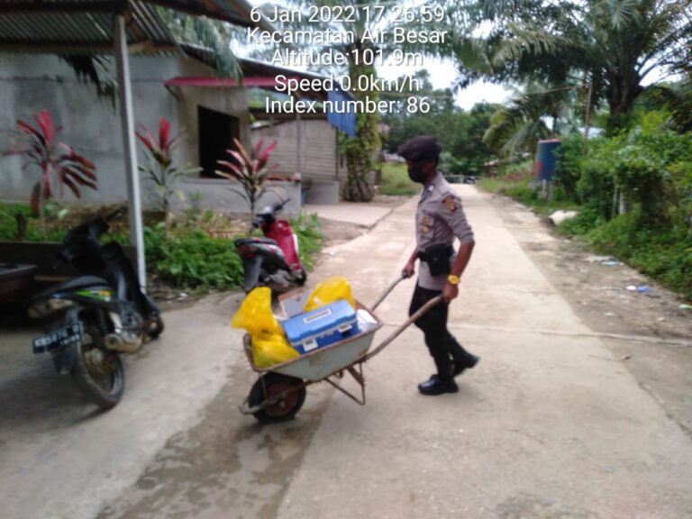 Dengan Penuh Semangat Bripka Yani Bantu Vaksinasi Lewat Door To Door