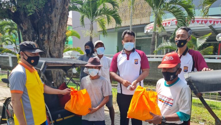 Peduli Warga Terdampak Covid-19, Ditbinmas Bagikan Paket Sembako