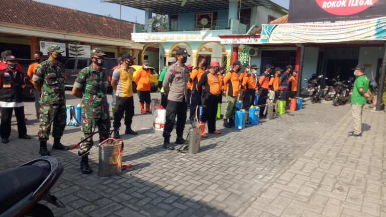 Tekan Covid – 19, Koramil Bersama Gugus Tugas Kecamatan Tulung Lakukan Penyemprotan Eco Enzyme