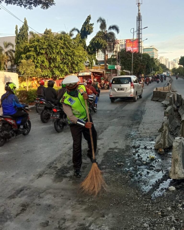Oli Bercecer di Jalanan, Satlantas Palmerah Sigap Lakukan Pembersihan
