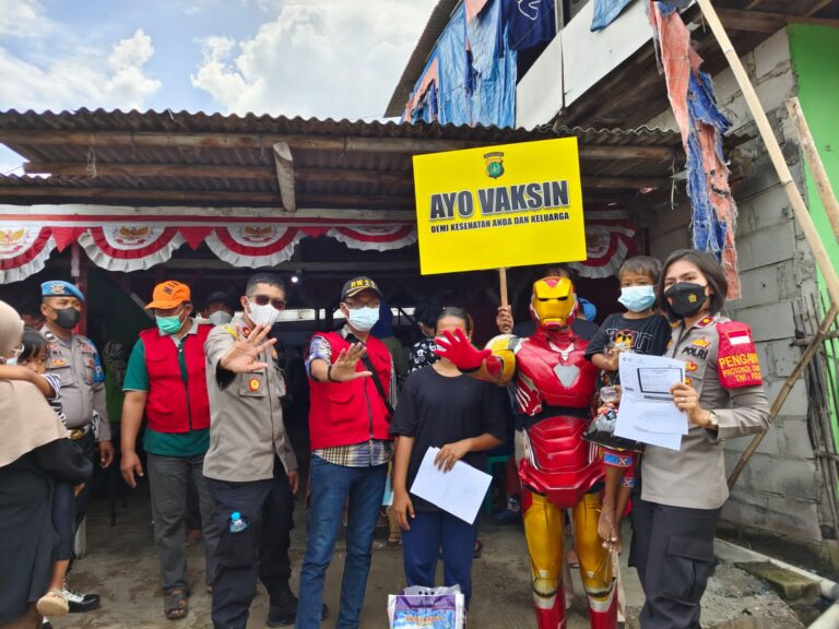 Vaksinasi Anak, Polisi, Relawan Bersama Ironman Sisir Muara Angke