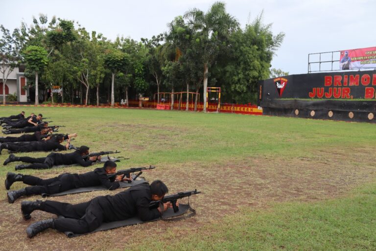 Tingkatkan Kemampuan, Satbrimob Polda Banten Latihan Menembak