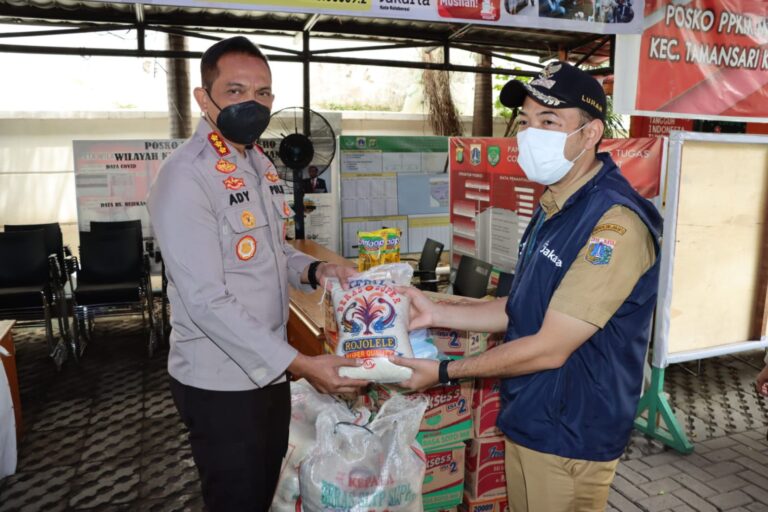 Polres Metro Jakarta Barat Salurkan Bantuan Sembako ke Warga Kelurahan  Krukut