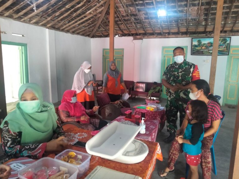 Peduli Kesehatan Balita Babinsa Koramil 22 Wonosari Dampingi Petugas Posyandu