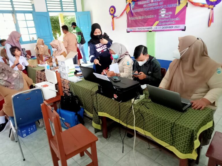 Bhabinkamtibmas Polres Pangkalpinang Monitor Giat Vaksin Anak Di SDN 48