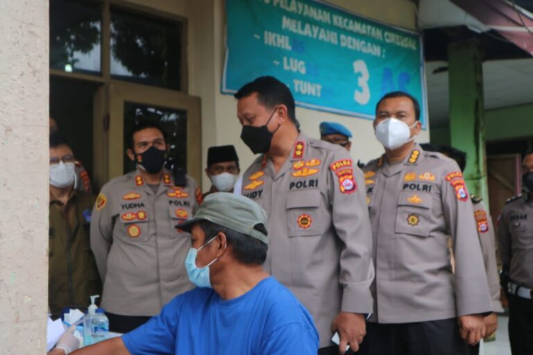Kapolda Banten Tinjau Pelaksanaan Vaksinasi Covid-19 Serentak di Kabupaten Serang