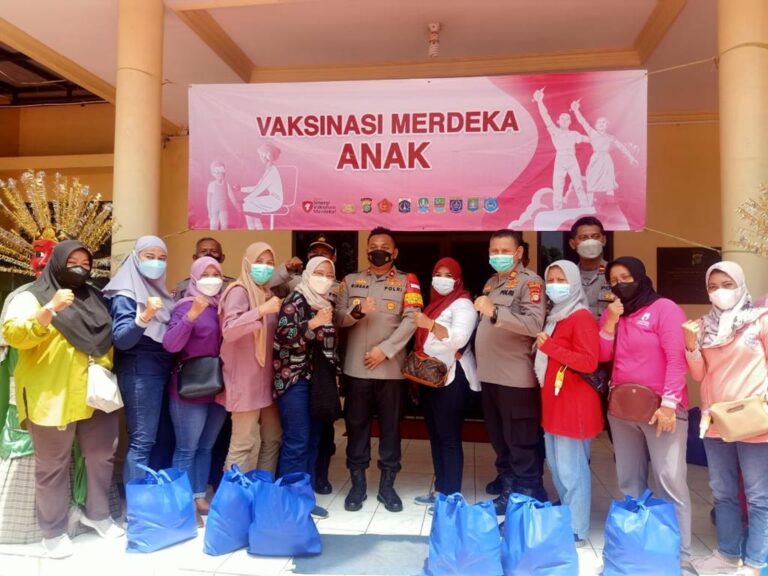 Kapolsek Kembangan Gelar Vaksinasi di Halaman Polsek Kembangan Jak-Bar