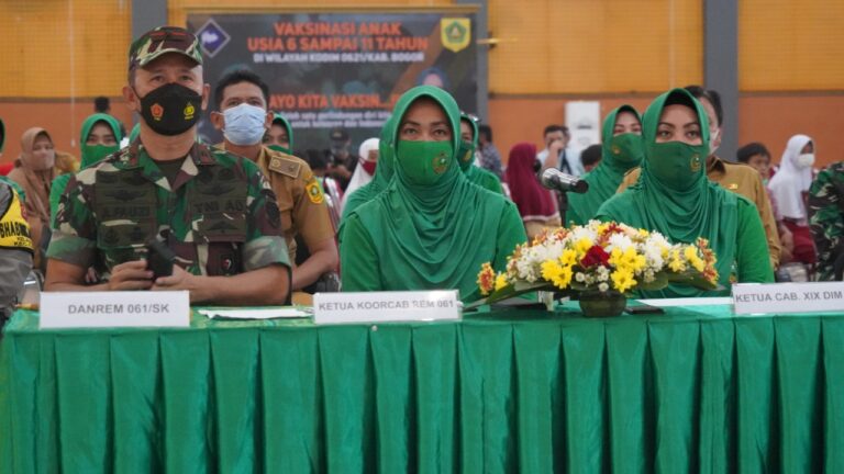Danrem 061/Sk Tinjau Pelaksanaan Vaksin Anak Didampingi Ketua Persit KCK Yang Dilaksanakan Serentak di Lima Wilayah Korem 061/Sk