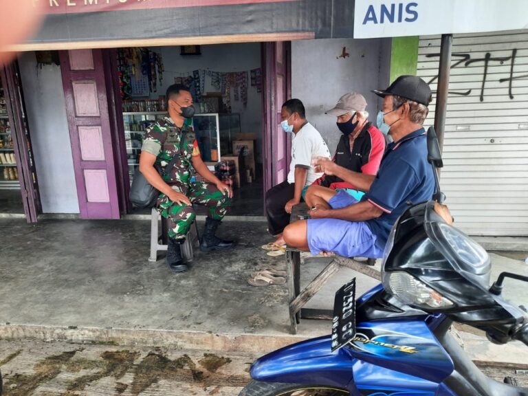 Datangi Warga Kuncen Babinsa Beri Himbauan Protokol Kesehatan