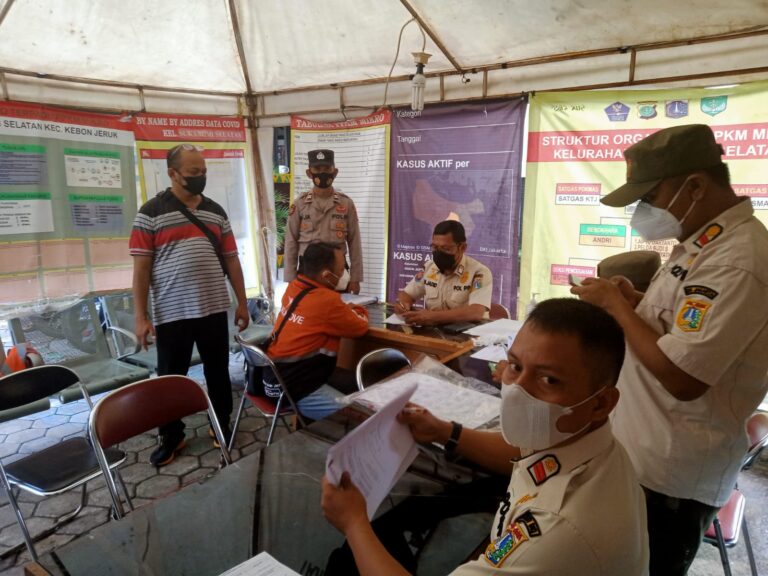 Polsek Kebun Jeruk Bersama Tiga Pilar Gencarkan Edukasi Pendisiplinan Penggunaan Masker