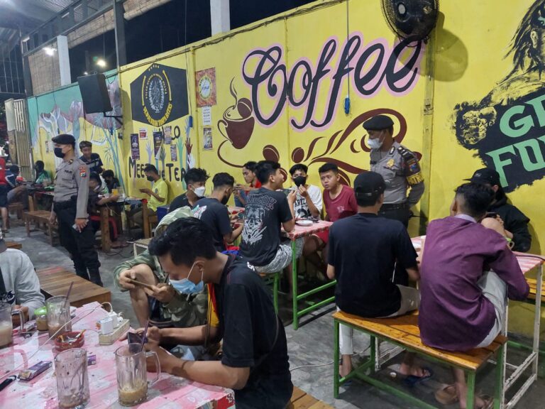 Patroli KRYD Ditsamapta Polda Jatim Antisipasi Kerumunan Masyarakat di Tempat Umum